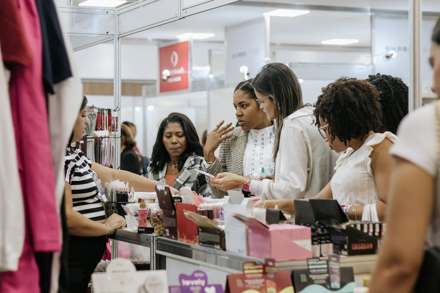 Visitantes circulando pelos estandes da Feira Cosmética