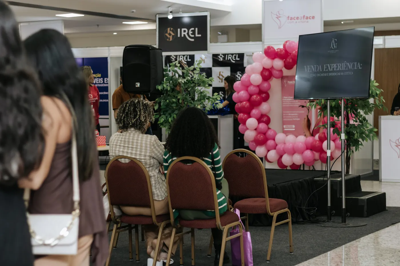 Profissional de estética em atendimento durante o congresso