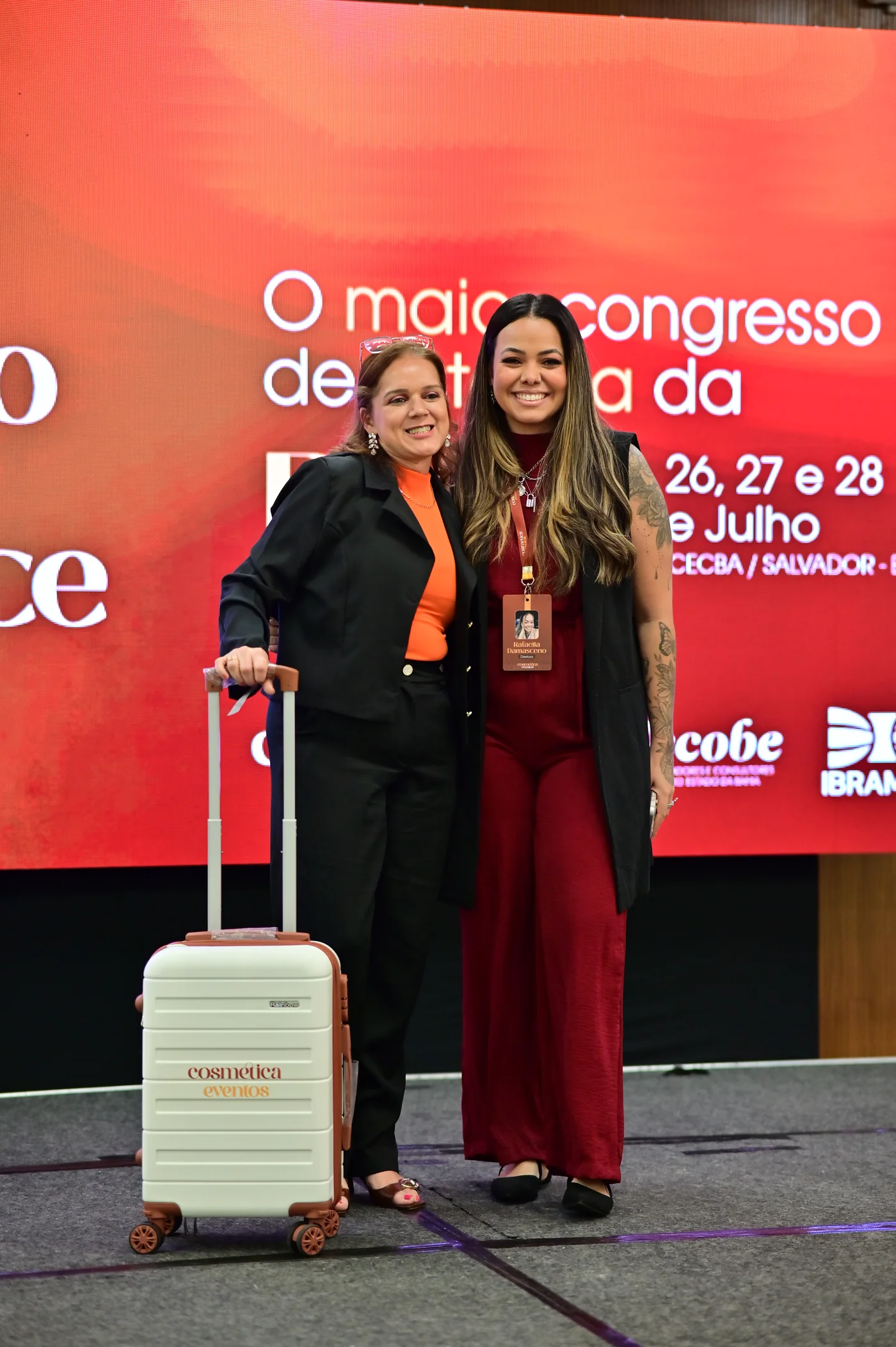 Dupla de participantes na chegada ao 26º Congresso de Estética da Bahia